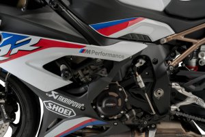 Engine protective covers PUIG černý zahrnuje pravý, levý kryt a kryt alternátoru